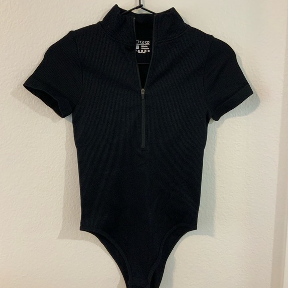 New QQQ Ribbed Black One Piece Short Sleeve Zip Front Bodysuit - Picture 5 of 6